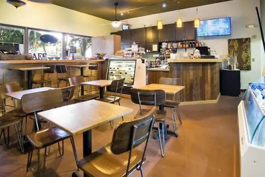 הונולולו Spacious Waikiki Banyan Condo With Ample Sleeping, Walk To Beach, Great Views And Free Parking דירה