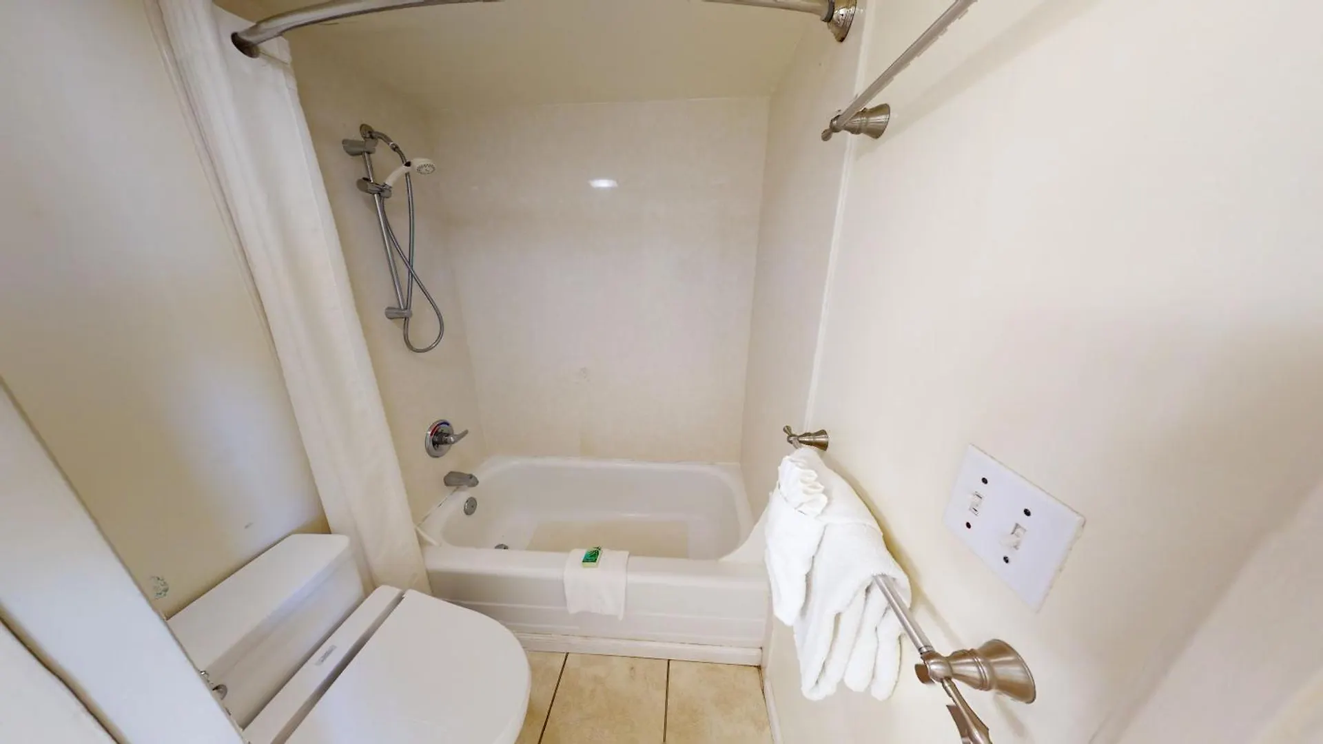 הונולולו Spacious Waikiki Banyan Condo With Ample Sleeping, Walk To Beach, Great Views And Free Parking דירה
