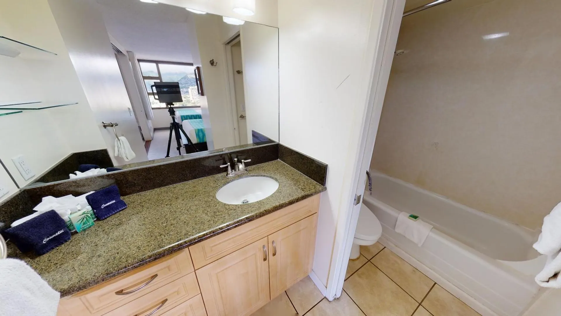 הונולולו Spacious Waikiki Banyan Condo With Ample Sleeping, Walk To Beach, Great Views And Free Parking 0*,  ארצות הברית